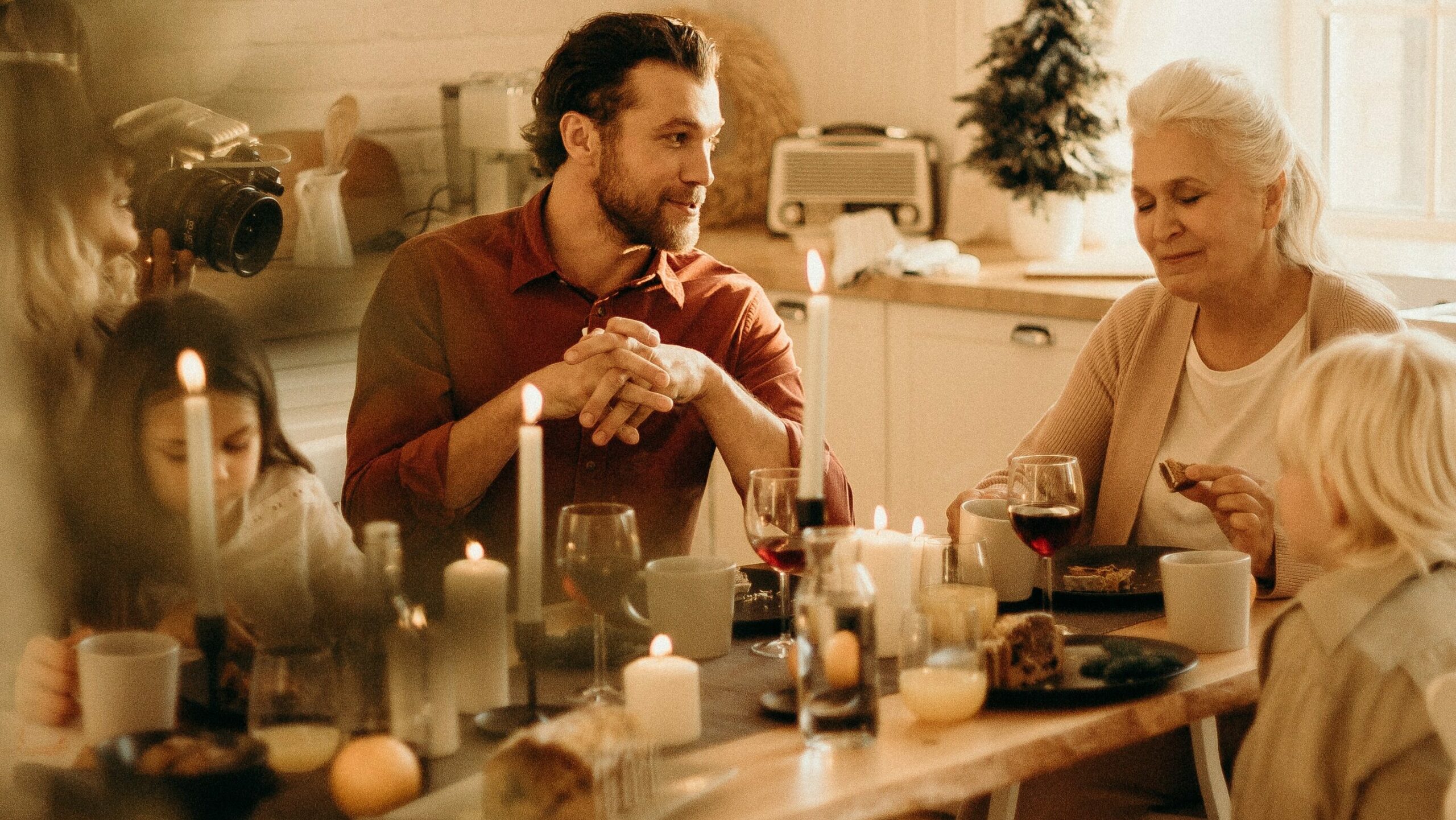 Wat kost een uitvaart? - Welk bedrag uitvaartverzekering? Gezin aan tafel met oma