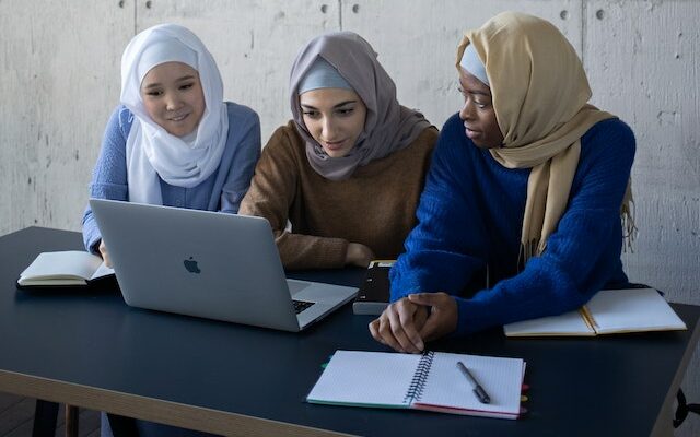 Arrahma uitvaartverzekering - islamitische uitvaartverzekering - 3 vrouwen