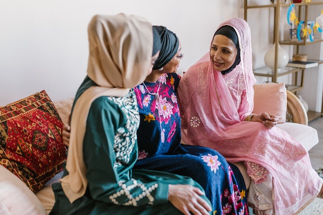 3 vrouwen op bezoek bij uitvaart (islamitisch)